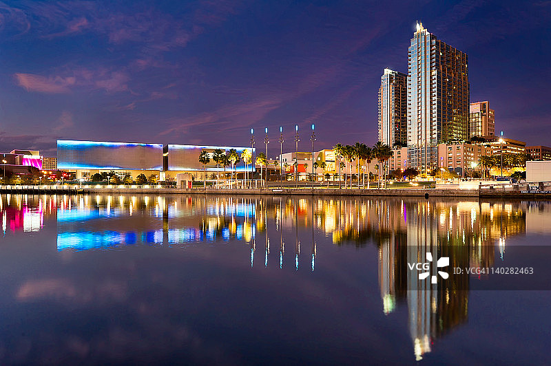 夜晚希尔斯伯勒河的倒影图片素材