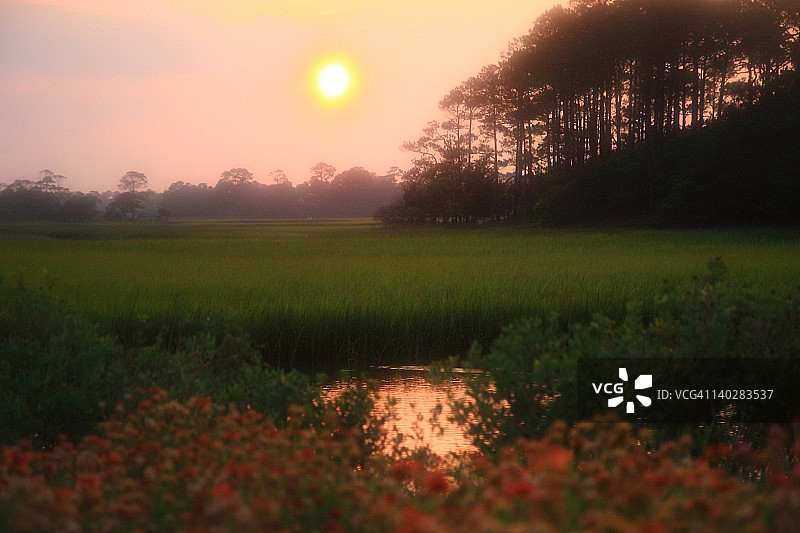 关闭笔记本电脑走开的美丽年轻女人图片素材