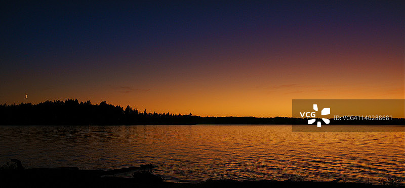 普吉特海湾的黄昏月升图片素材