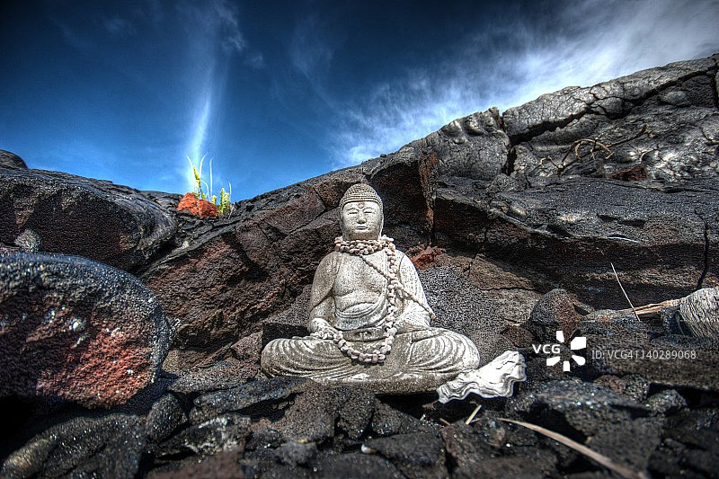 岩石上的佛像图片素材