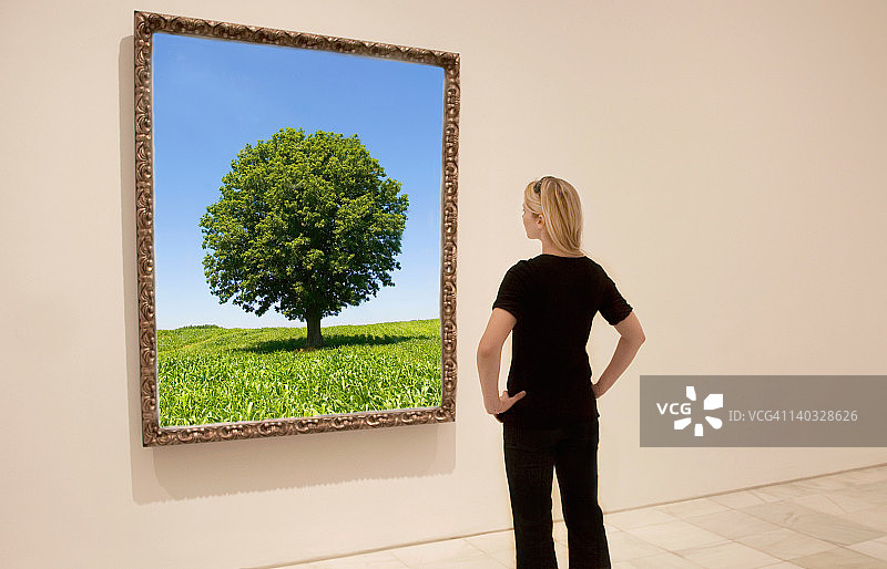 女人在看照片图片素材