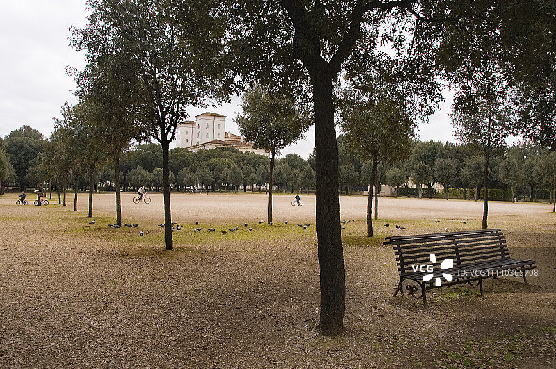 罗马博尔盖塞别墅的公园长椅图片素材