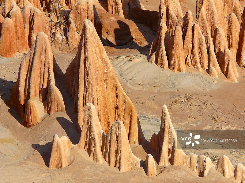 红色青灰色岩钉地貌图片素材