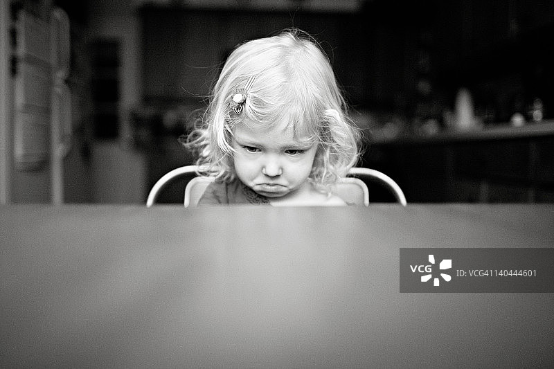 嘟嘴的女孩图片素材