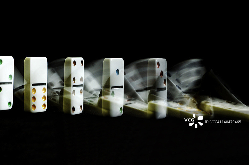 排列的多米诺骨牌图片素材