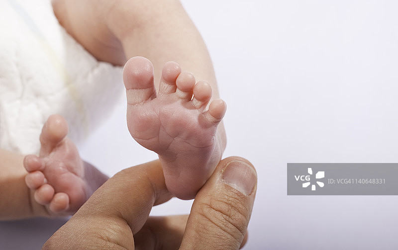 新生婴儿的脚部特写图片素材