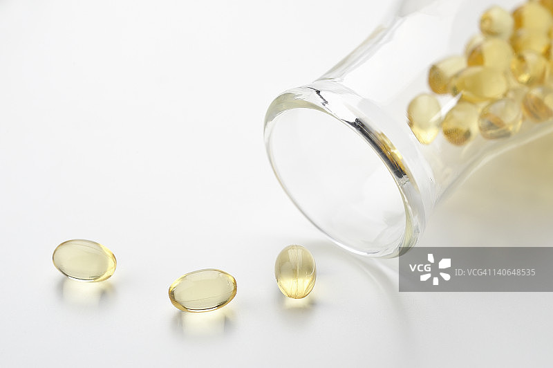 瓶子里洒落的营养品图片素材