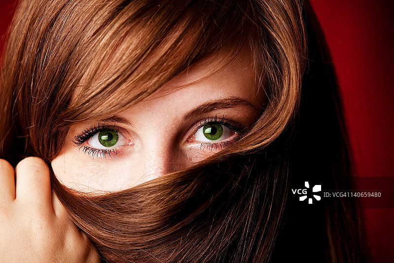 绿色眼眸的漂亮女孩图片素材