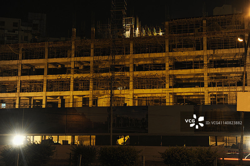 印度古尔冈哈里亚纳邦夜晚灯火通明的在建建筑图片素材