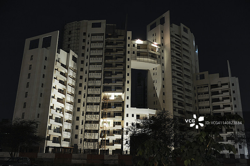 印度哈里亚纳邦古尔冈的夜间照明公寓楼图片素材