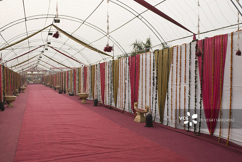 装饰过的婚礼帐篷走廊图片素材