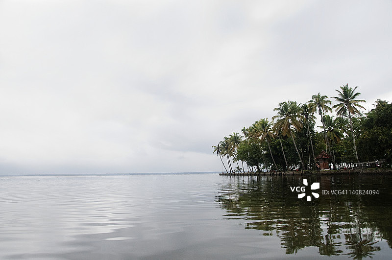 印度安得拉邦吉斗尔县蒂鲁帕蒂河中的树木倒影图片素材