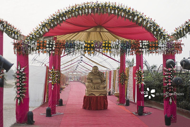 婚礼帐篷入口处的笑佛雕像图片素材