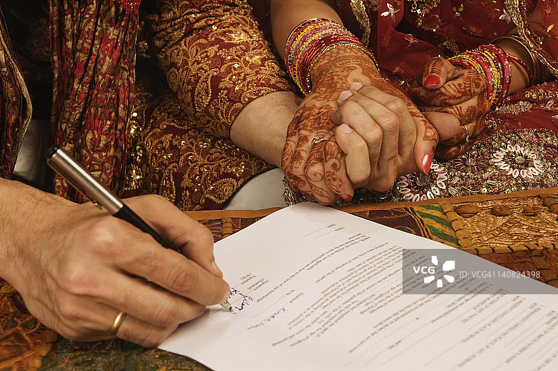 新婚夫妇签署结婚证书图片素材