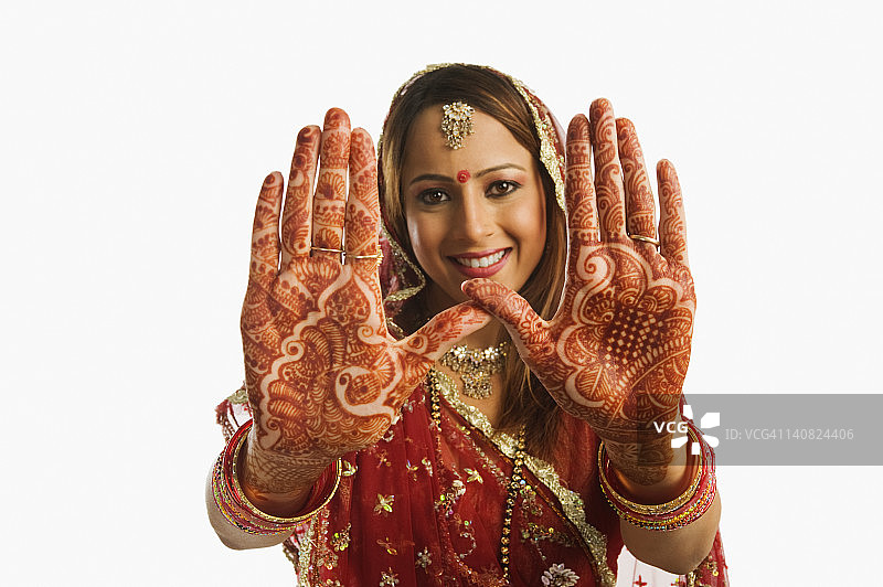 展示手绘海娜的新娘肖像图片素材