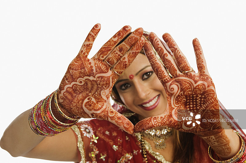 展示手绘海娜的新娘肖像图片素材