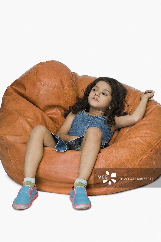 在豆袋沙发上放松的女孩图片素材