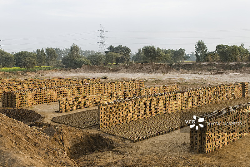 砖厂中的砖堆：印度哈里亚纳邦古尔冈索纳图片素材