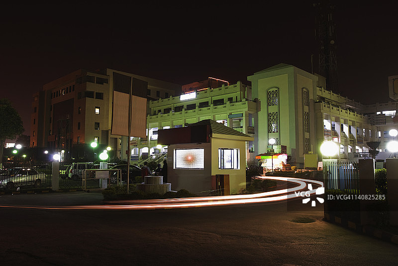 夜晚灯光照亮的建筑，古尔冈，哈里亚纳邦，印度图片素材