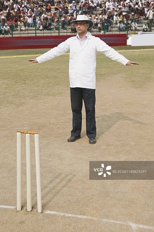 板球裁判示意坏球图片素材