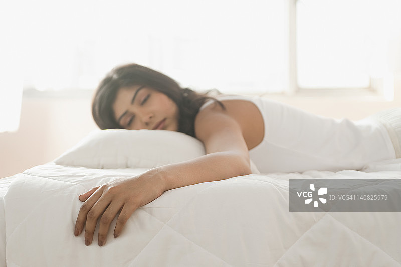 女人床上睡觉图片素材