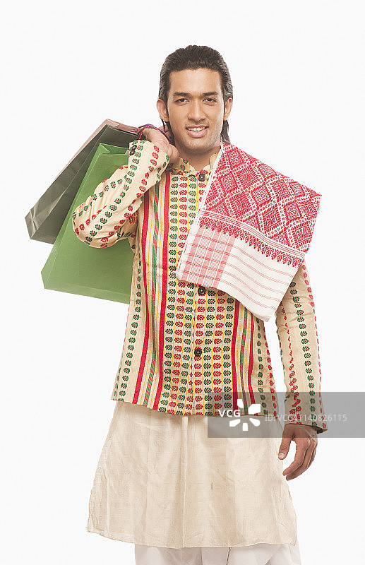 在碧湖节提着购物袋微笑的男人肖像图片素材