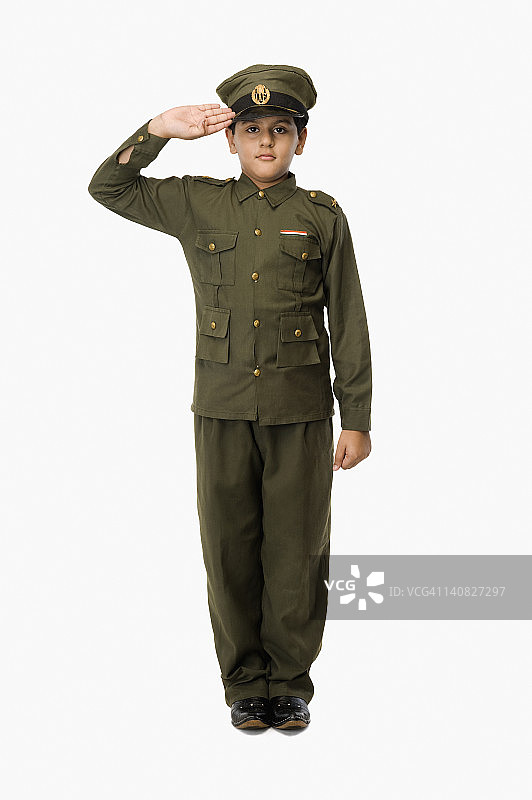 男孩身穿警服敬礼图片素材