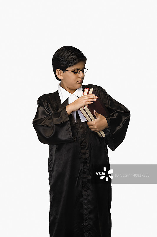 穿律师制服拿书的男孩图片素材