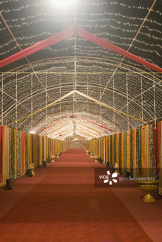 夜晚点亮的婚礼帐篷装饰走廊图片素材