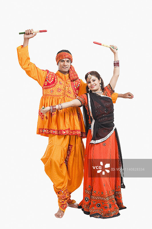 情侣跳Dandiya舞图片素材