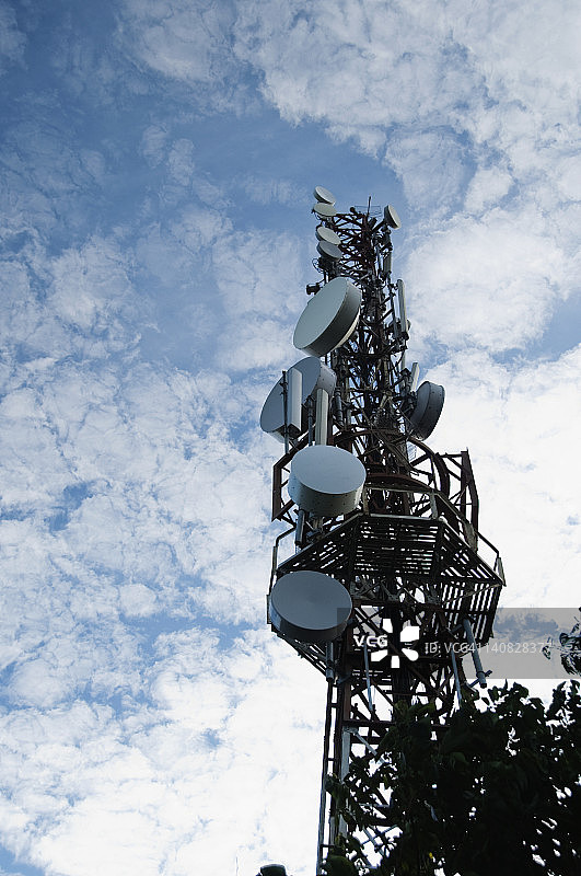 仰视印度安得拉邦的通讯塔图片素材