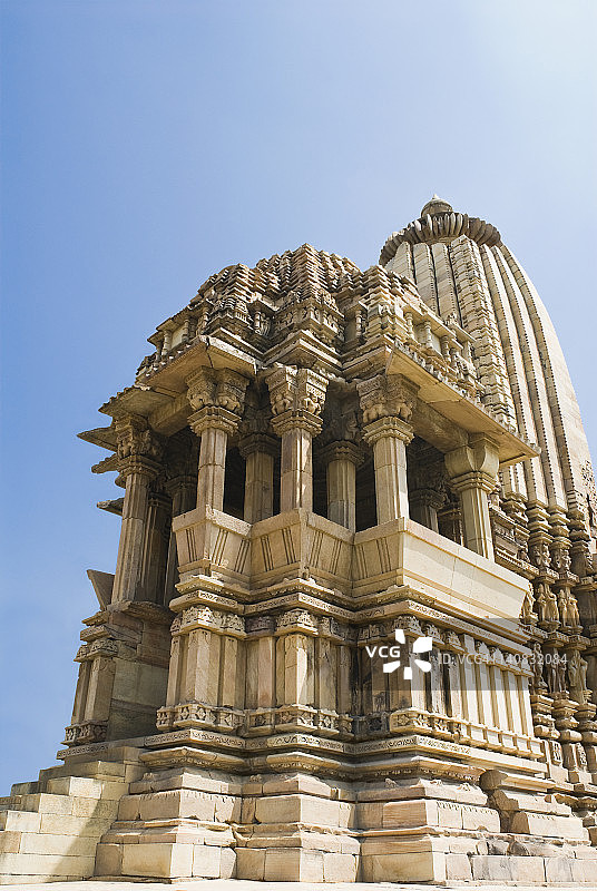 坎达里亚玛哈德瓦神庙低角度景观，印度中央邦卡朱拉霍图片素材