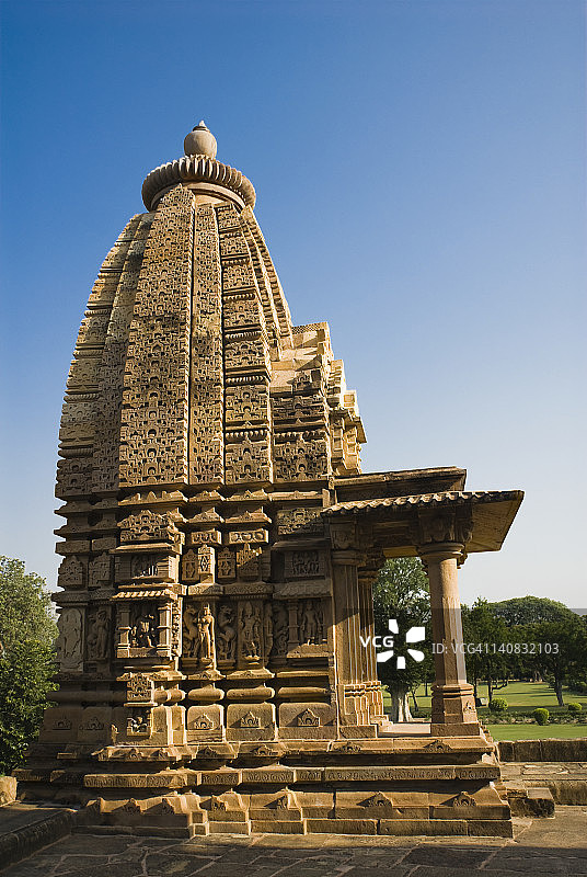 坎达里亚玛哈德瓦神庙低角度景观，印度中央邦卡朱拉霍图片素材