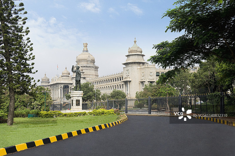 印度卡纳塔克邦班加罗尔，政府大楼前的苏巴斯·钱德拉·鲍斯雕像图片素材