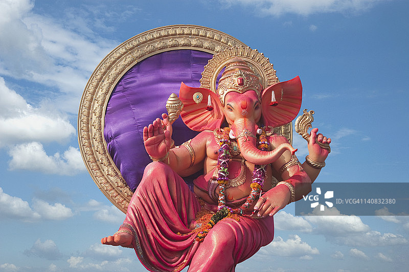 印度马哈拉施特拉邦孟买象头神甘尼什神像仰视图片素材