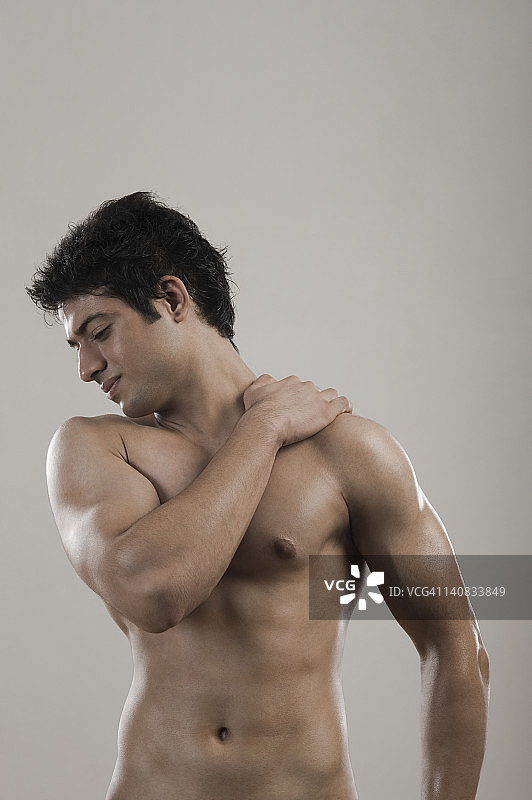 因背痛而痛苦的健壮男人图片素材