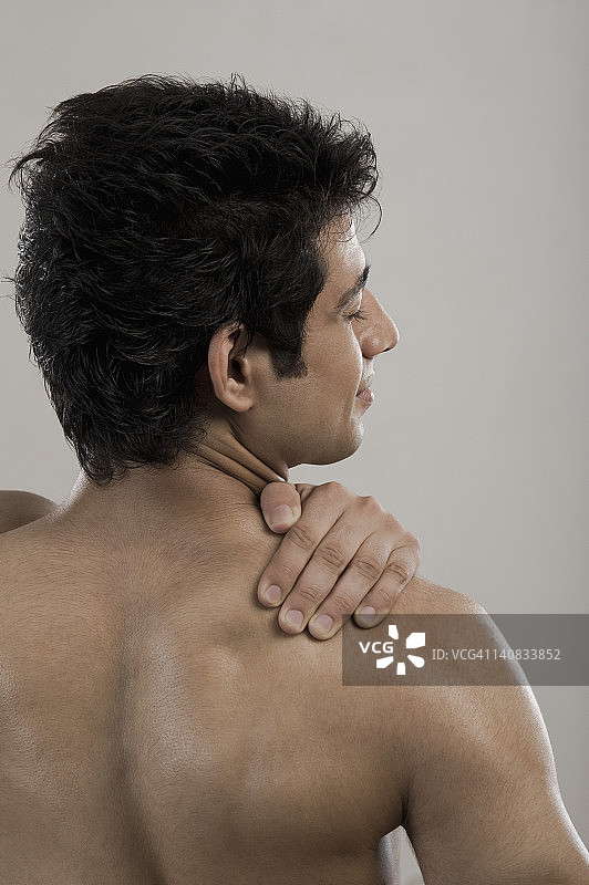 男子背痛图片素材