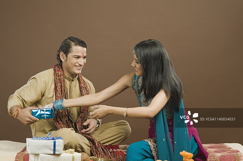 在拉基节上，女子从哥哥那里抢礼物图片素材