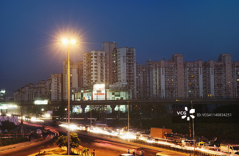 古尔冈哈里亚纳邦IFFCO Chowk的夜间道路交通图片素材