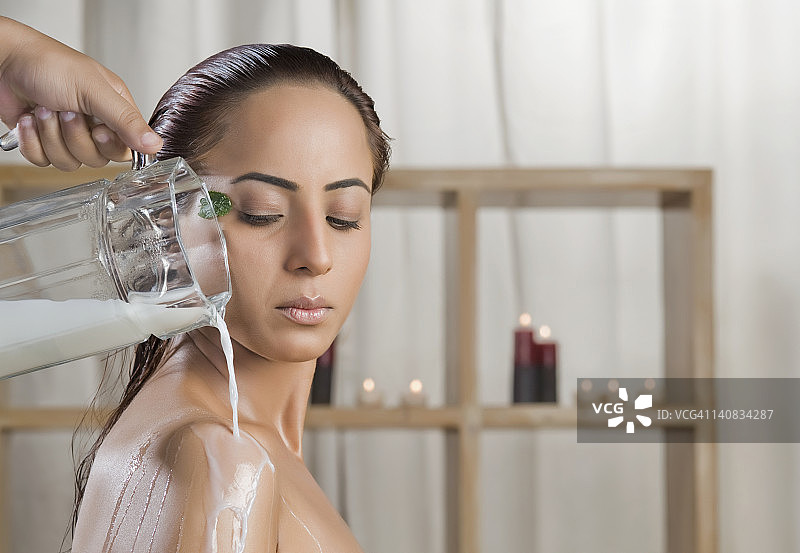 女人在养生水疗中心进行牛奶浴图片素材