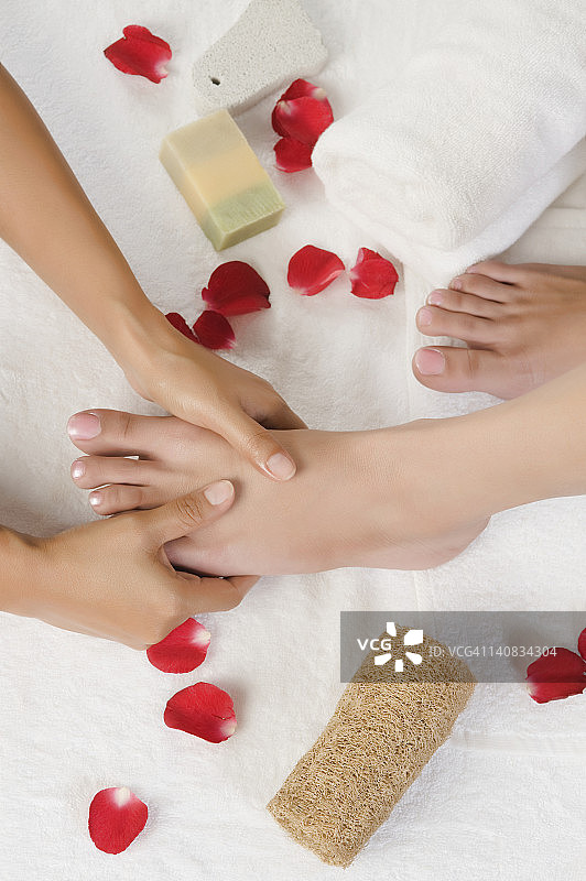女子在健康水疗中心接受足部护理图片素材