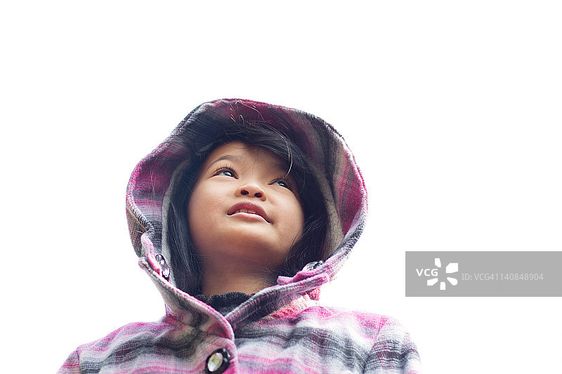 白色背景前的女孩图片素材