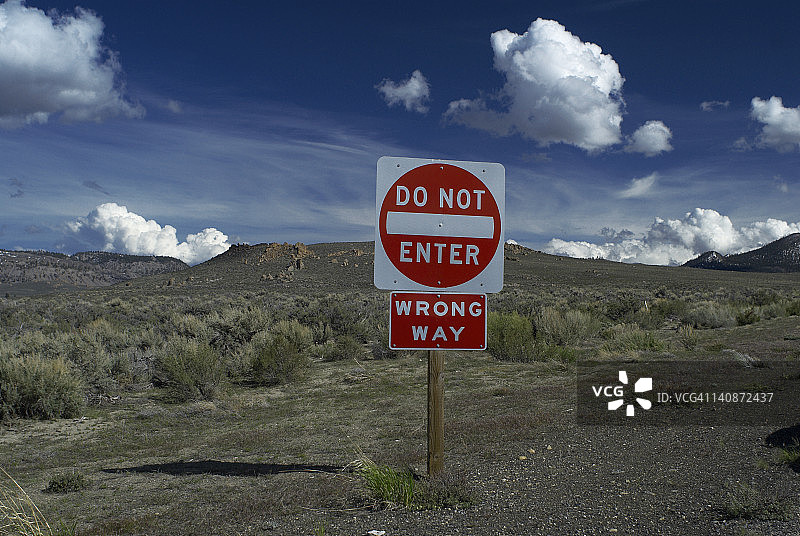 乡村道路上的禁止驶入标志图片素材