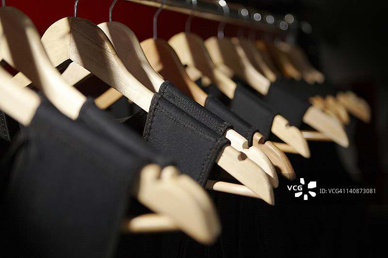 衣架上连衣裙的特写图片素材