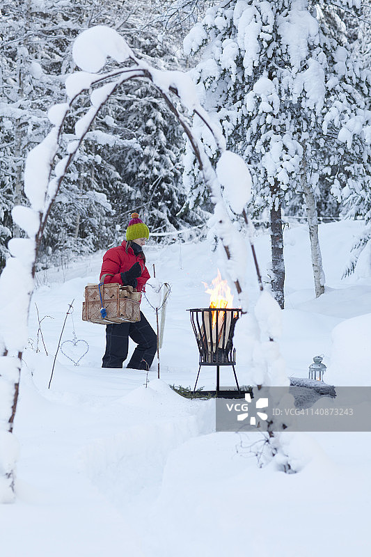 在雪地里野餐的女人图片素材