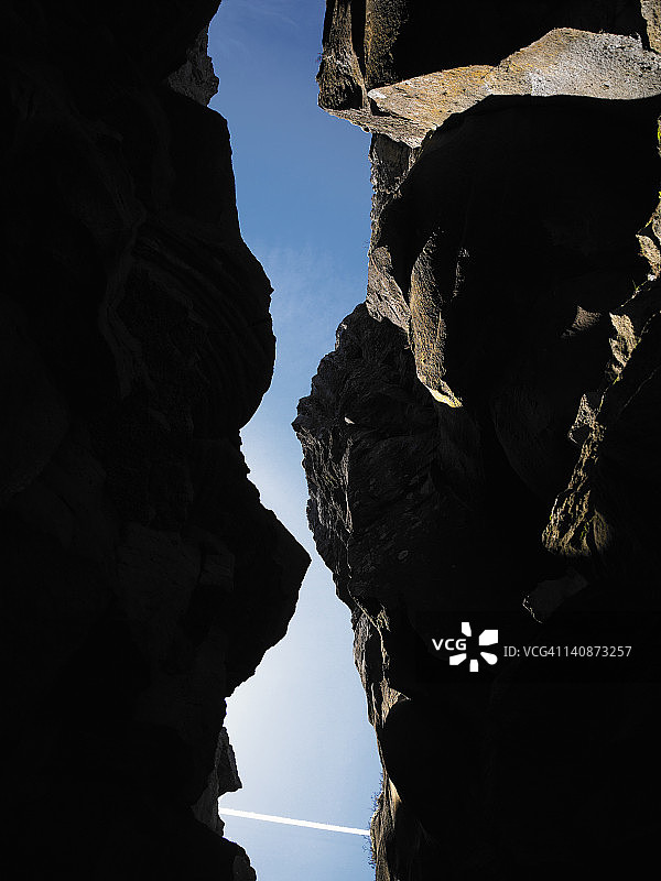 陡峭岩壁之间的裂缝图片素材