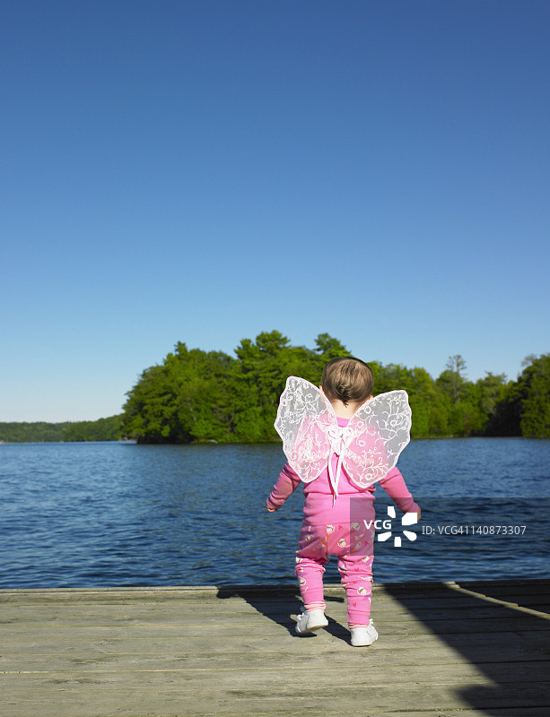 幼儿在码头上戴着仙女翅膀图片素材