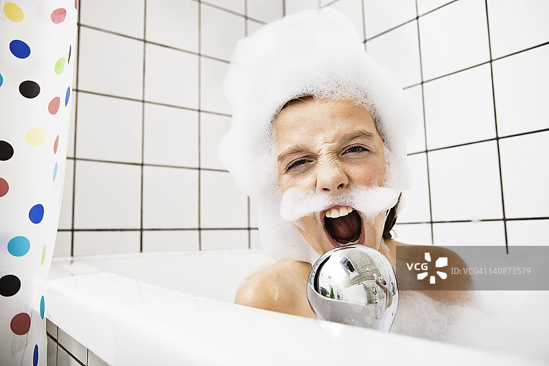 男孩在泡泡浴中玩耍图片素材