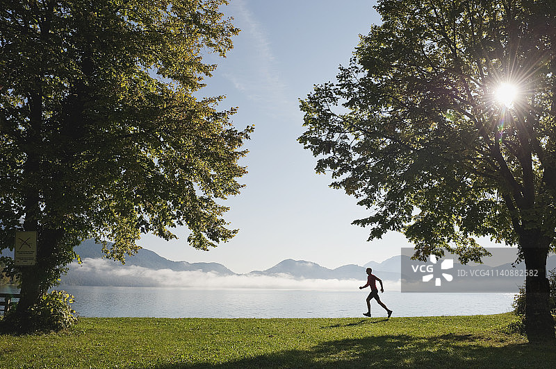 德国巴伐利亚瓦尔兴湖中年男人慢跑图片素材