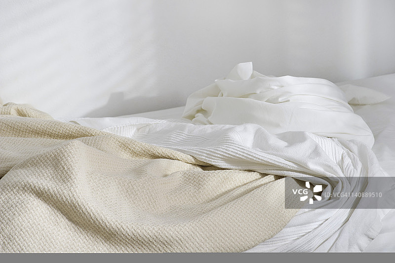 凌乱的床图片素材